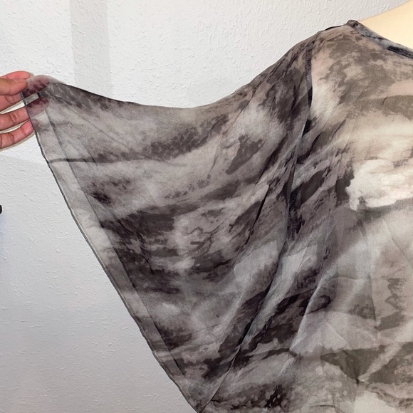 Black, white and gray cover up top - Picture 4 of 8